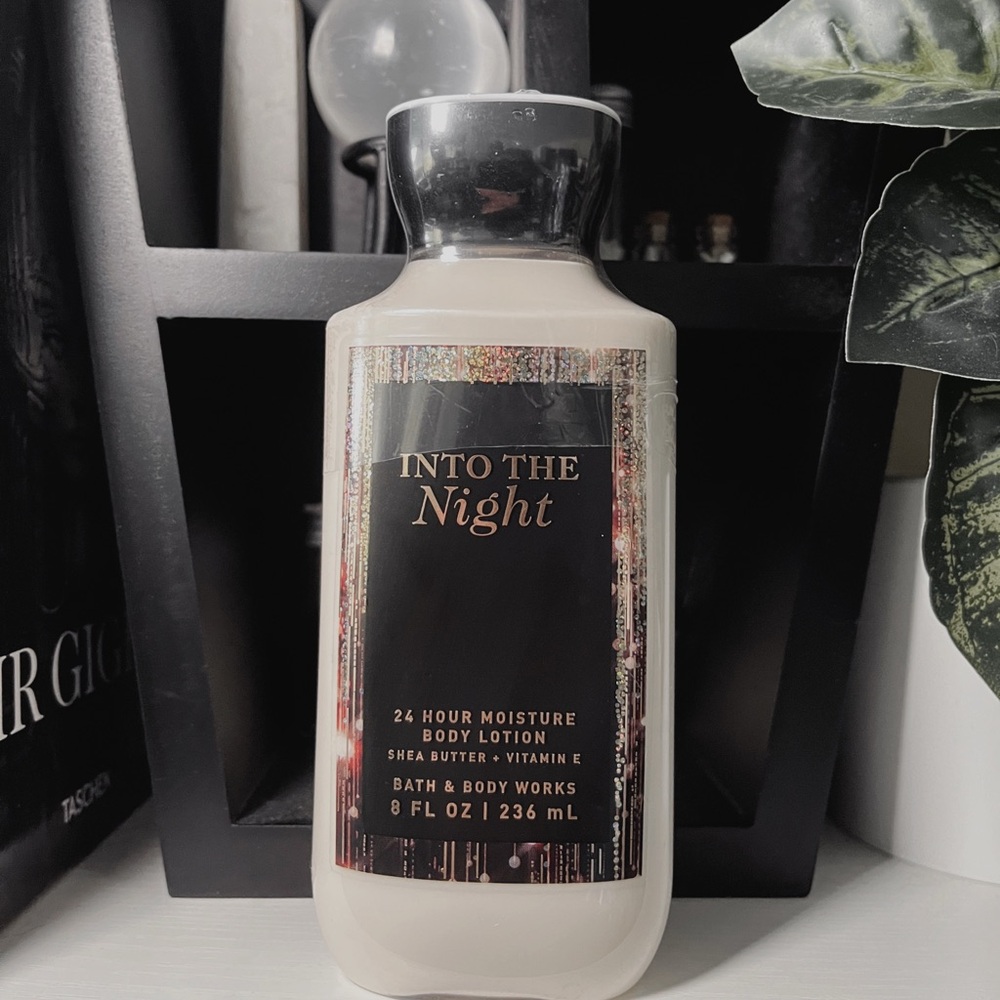 🩷Body & Body Works Into The Night Lotion🩷